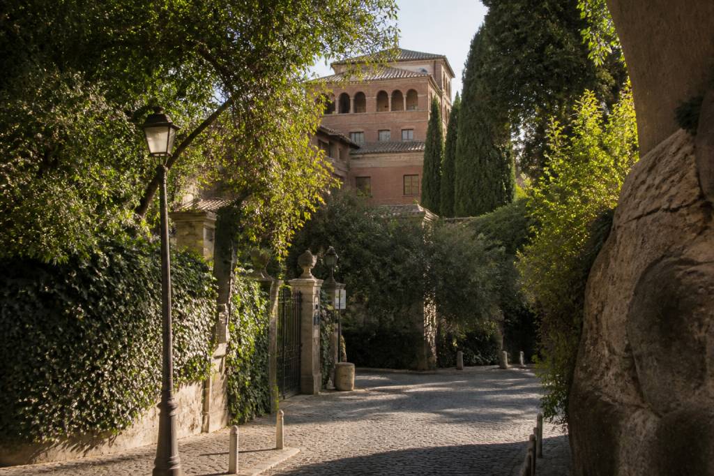Alla scoperta del quartiere Aventino: tra giardini segreti, panorami romantici e storia antica di Roma